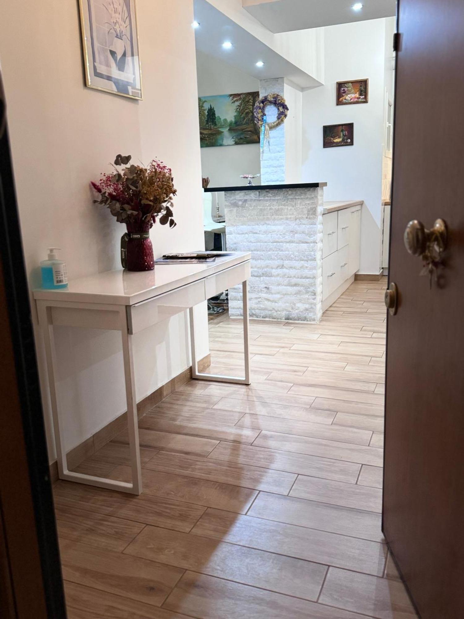 Modern Apartment In Athena Bagian luar foto