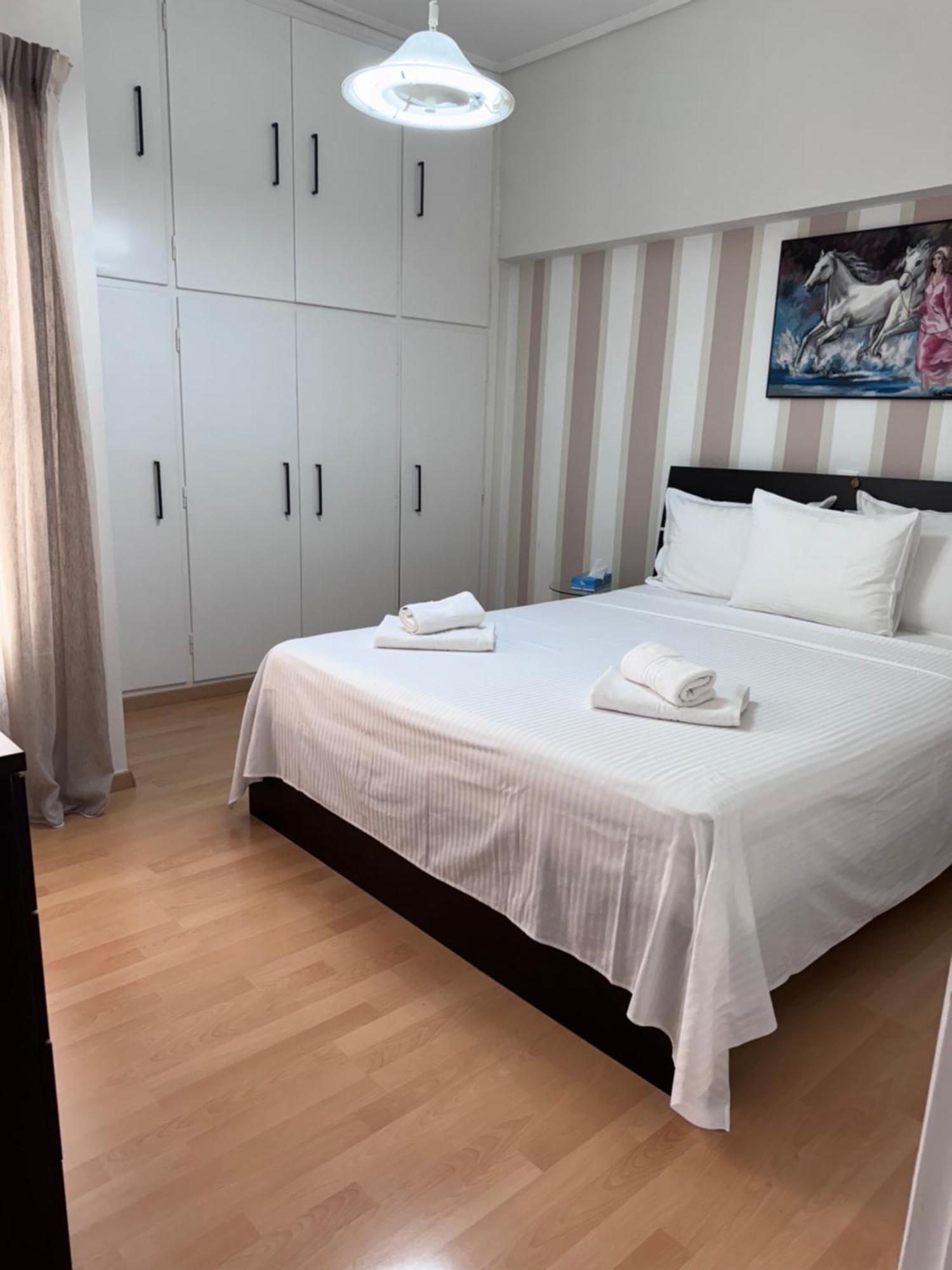 Modern Apartment In Athena Bagian luar foto